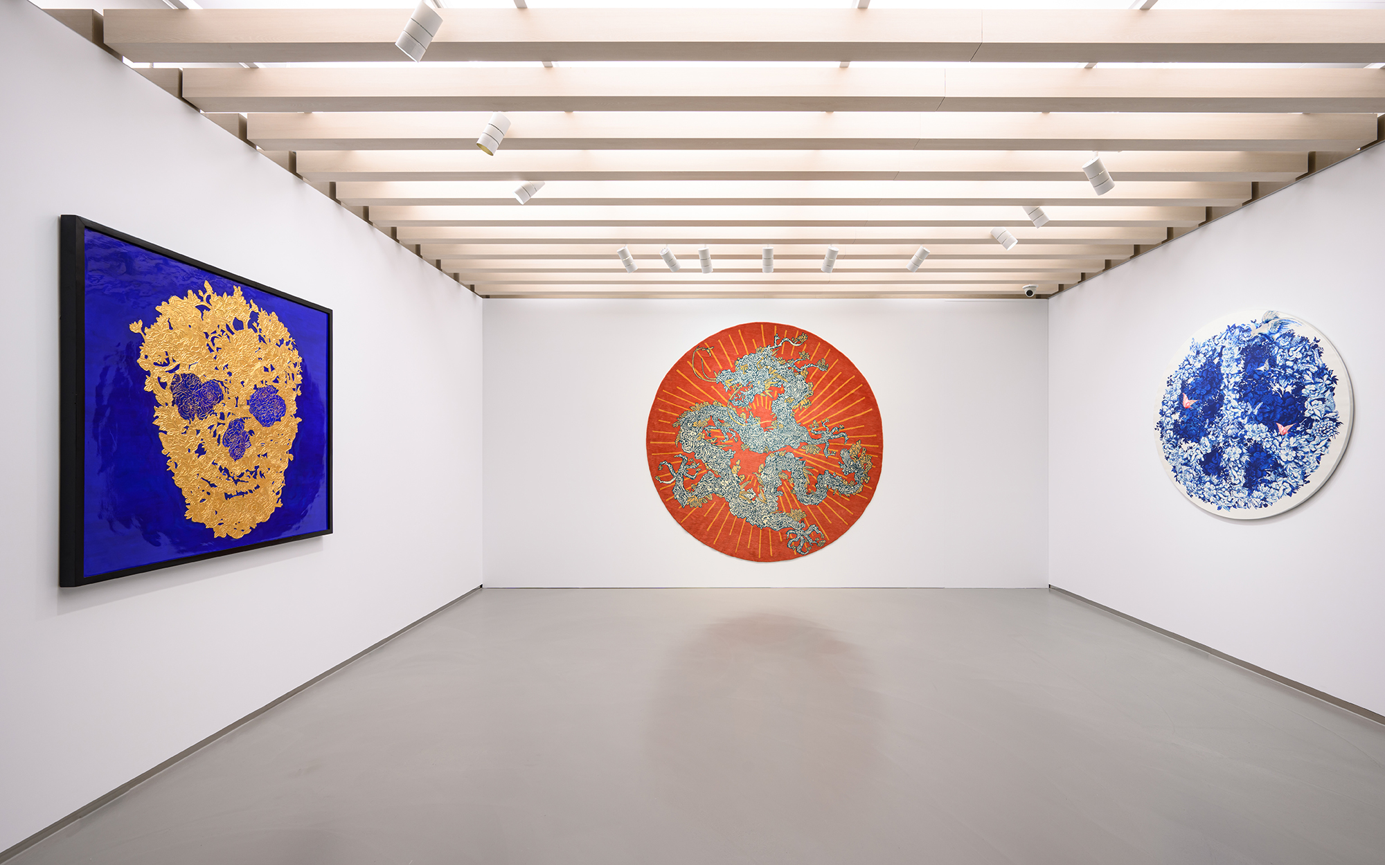Print, carved lacquer and porcelain displayed together at TAO ART